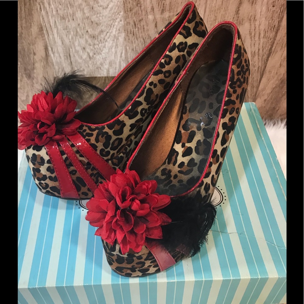 Superbe chaussures a talon compensé BETTIE PAGE